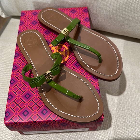 *Brand New* with box and storage bag Tory Burch leaf green Leighanne flat thong - Picture 3 of 6